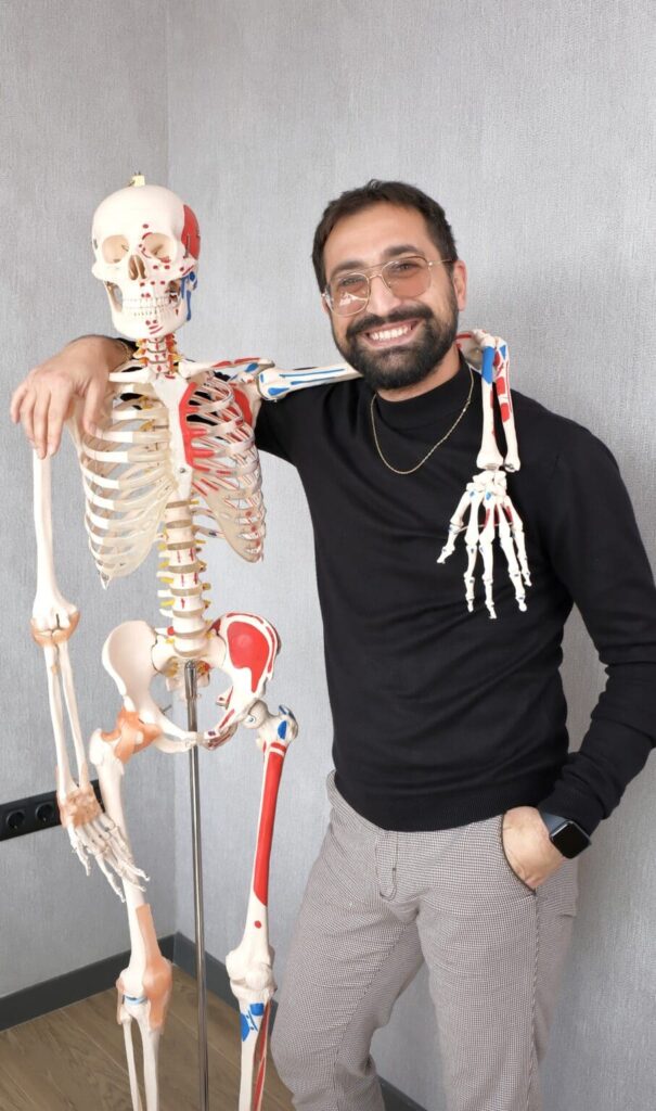 Doç. Dr. Togay Evrin muayenehanesinde iskelet maketiyle